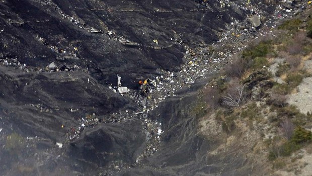 Vista aérea dos restos da aeronave da Germanwings (Foto: Agência EFE)