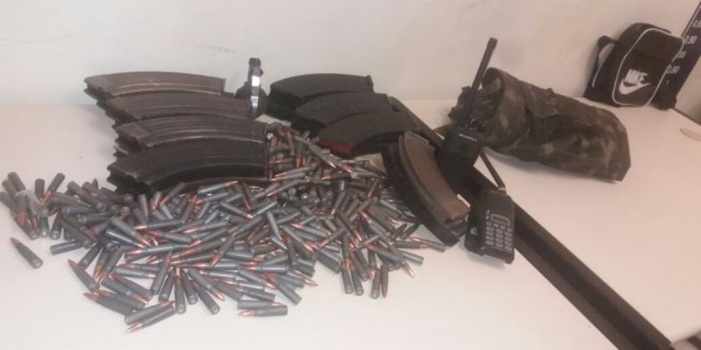 Carregadores de fuzil encontrados na Rocinha (Foto: Divulgação)