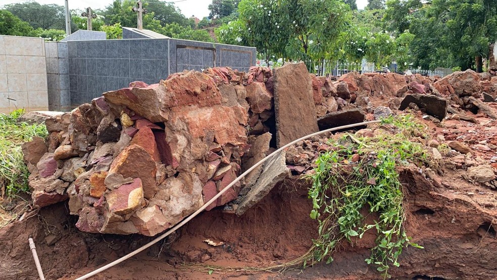 Muro do cemitério foi derrubado com a força da correnteza que se formou. — Foto: Edson Freitas