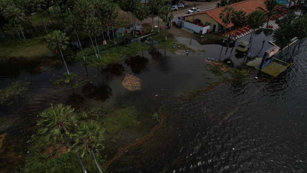 Lagoa do Portinho, em Parnaíba, litoral do Piauí, transborda após chuvas — Foto: Arquivo Pessoal/Luís Aragão