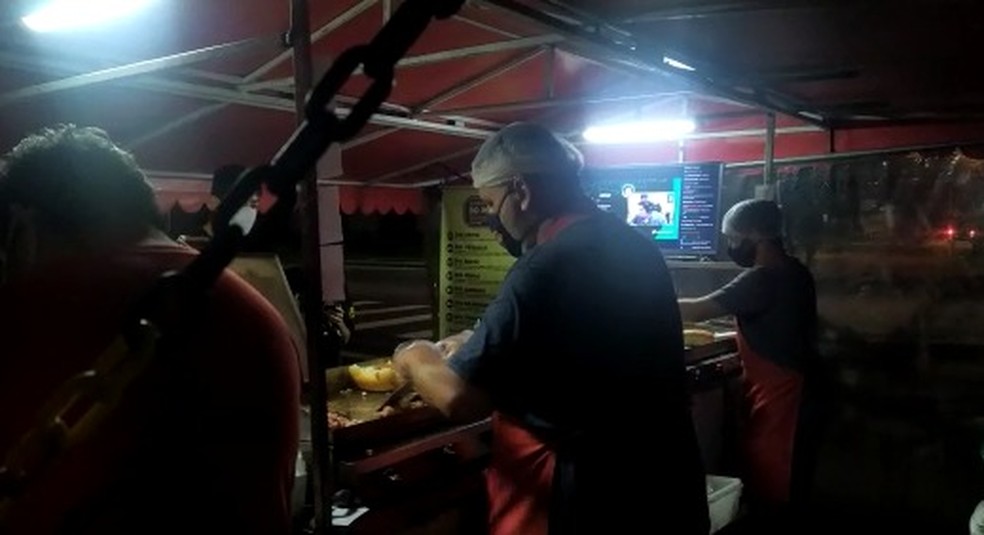 Enquanto Marcos atendia os clientes, a live de Casimiro passava na TV disponível na Barraca — Foto: Marcos Adriano dos Santos/Arquivo Pessoal