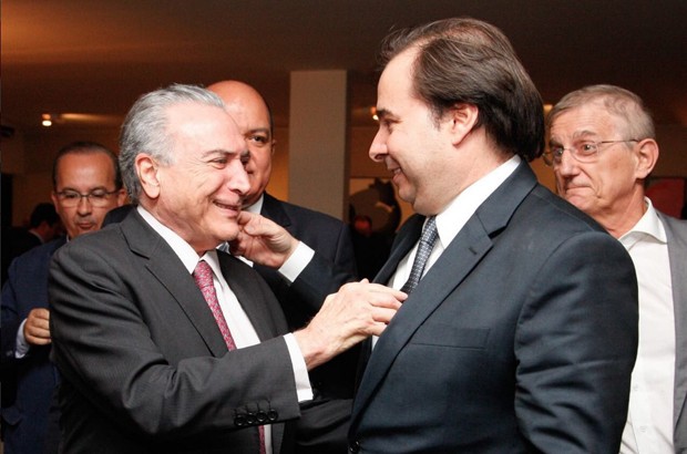 O presidente Michel Temer (dir.), ao cumprimentar o presidente da Câmara, Rodrigo Maia (DEM-RJ), durante coquetel (Foto: Reprodução/Twitter do Palácio do Planalto)