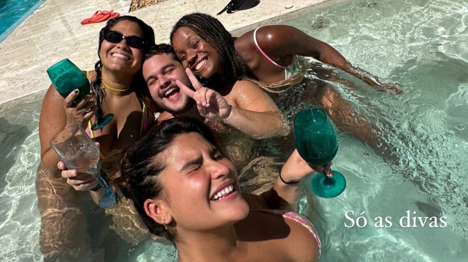 Giulia Costa (à frente) curte piscina com amigos