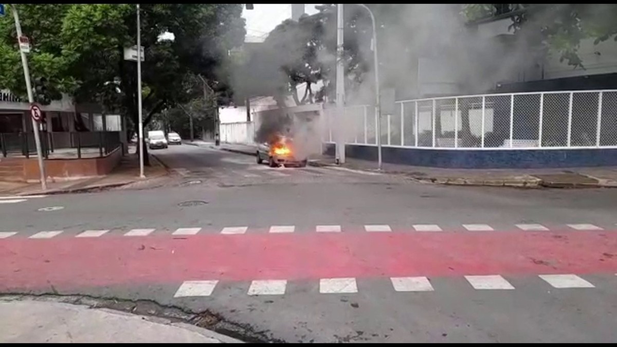 VÍDEO: Carro pega fogo perto de posto de combustíveis, no Recife