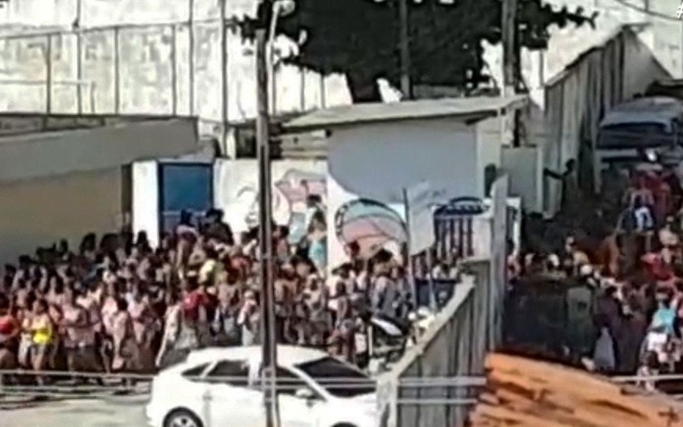 Multidão invade centro social no Nordeste de Amaralina, em Salvador durante distribuição de cestas básicas — Foto: Reprodução/TV Bahia