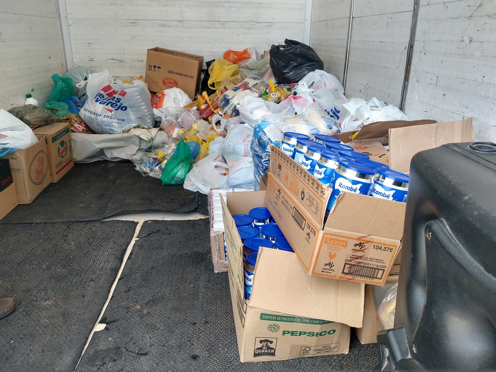 O drive-thru "Transforme Dor em Doação" ficou parado no estacionamento da Praça do Giradouro, entre 8h às 20h, e arrecadou 1 tonelada de alimentos — Foto: Toni Sousa