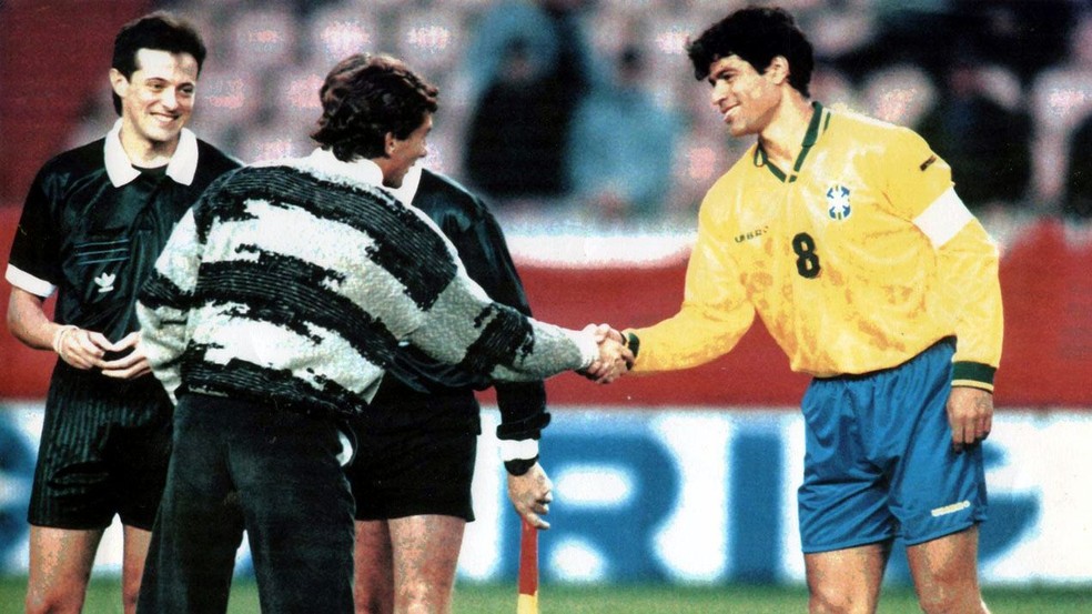 Ayrton Senna e o capitão da Seleção, Raí, antes de amistoso em 1994 — Foto: Reprodução
