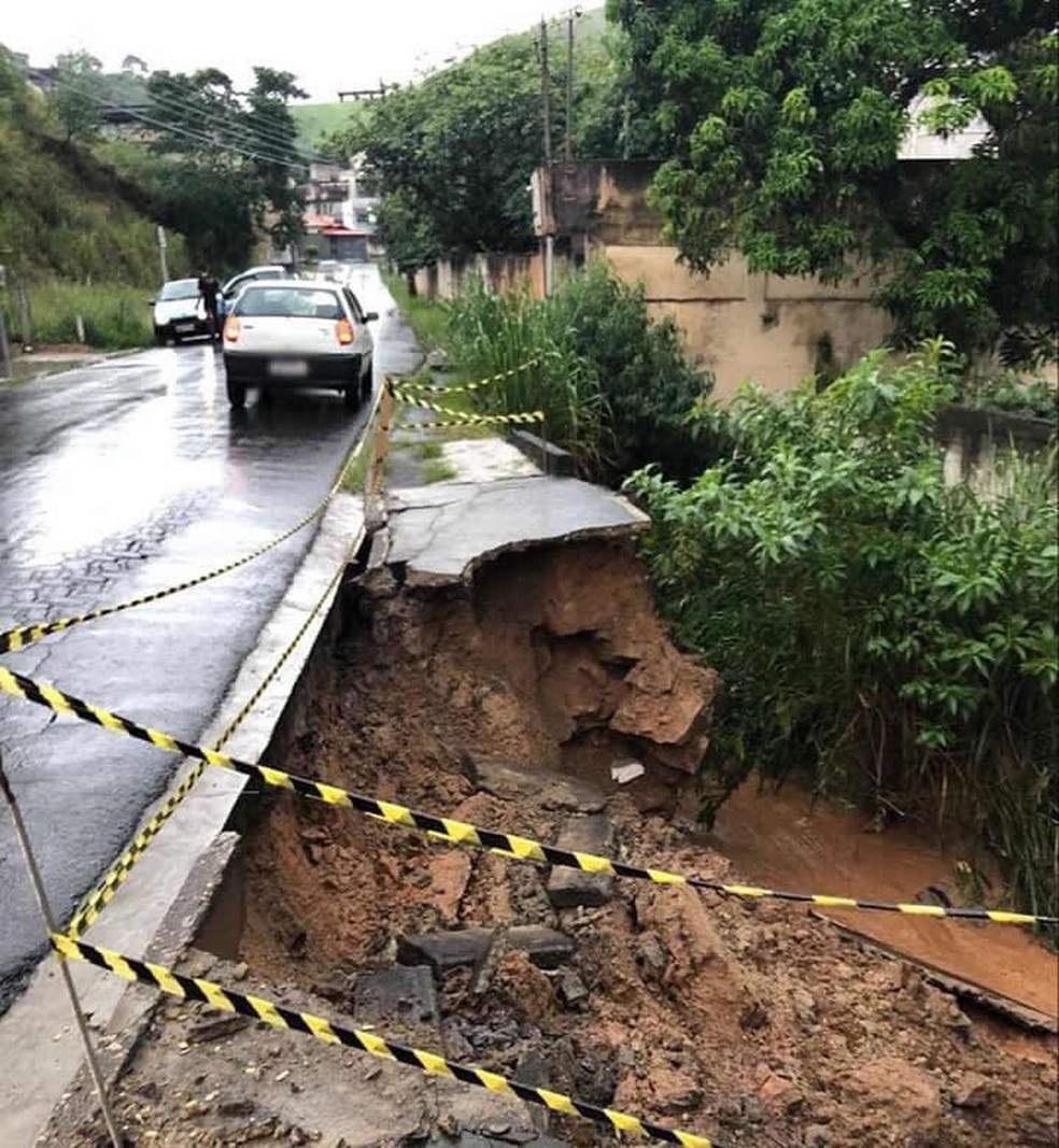 Calçada cedeu no bairro São João  — Foto: Reprodução/Redes Sociais