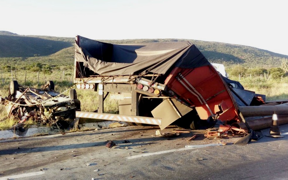 Carro ficou destruído por conta do impacto e carga do caminhão se espalhou pela BR-116, na altura da cidade de Santa Terezinha (Foto: Site Bahia 10)