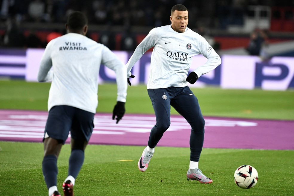 Estafe de Mbappé ainda mantém contatos com o Real Madird — Foto: STEPHANE DE SAKUTIN / AFP