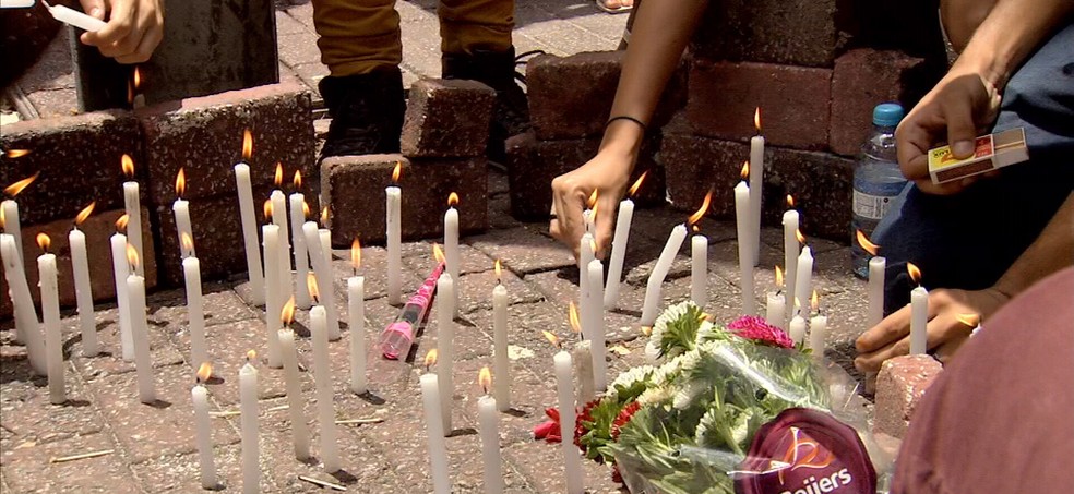 Estudantes fazem homenagem à vítimas da chacina do Bairro Benfica, na Praça da Gentilândia, onde ocorreu um dos ataques. (Foto: TV Verdes Mares)