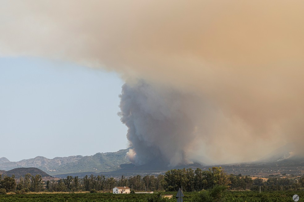 Fumaça de incêndio florestal toma o céu em Mijas, na Espanha.  — Foto: Jon Nazca/Reuters