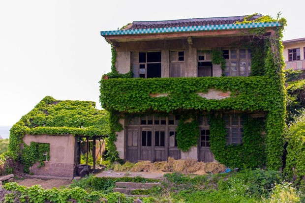 Vila na China é tomada por vegetação (Foto: Joe Nafis / Divulgação)