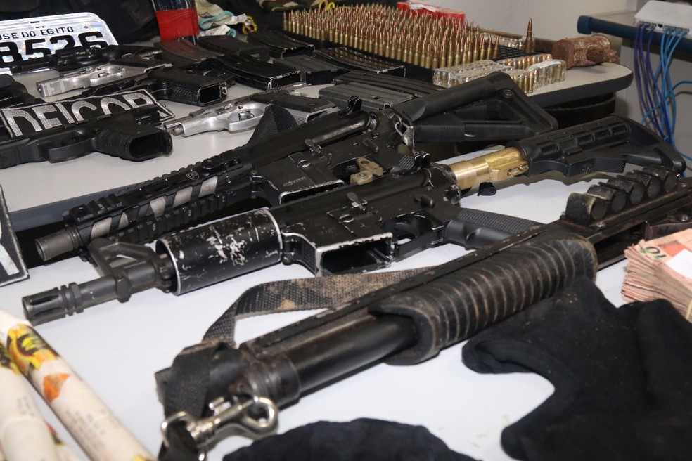 Várias armas e munições também foram apreendidas pela polícia na operação da Deicor (Foto: Divulgação/Polícia Civil)