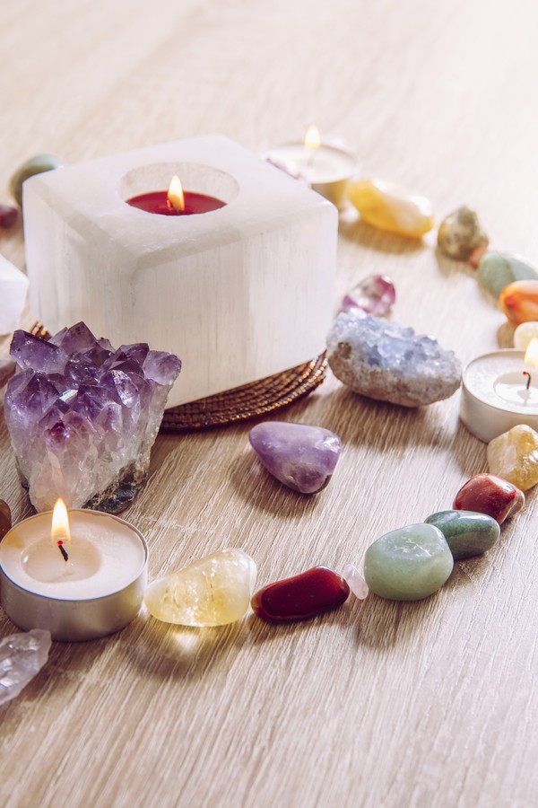 Setting up a semi precious stone crystal grid in home helps your intentions to manifest concept. Alternative lifestyle. (Foto: Getty Images/iStockphoto)