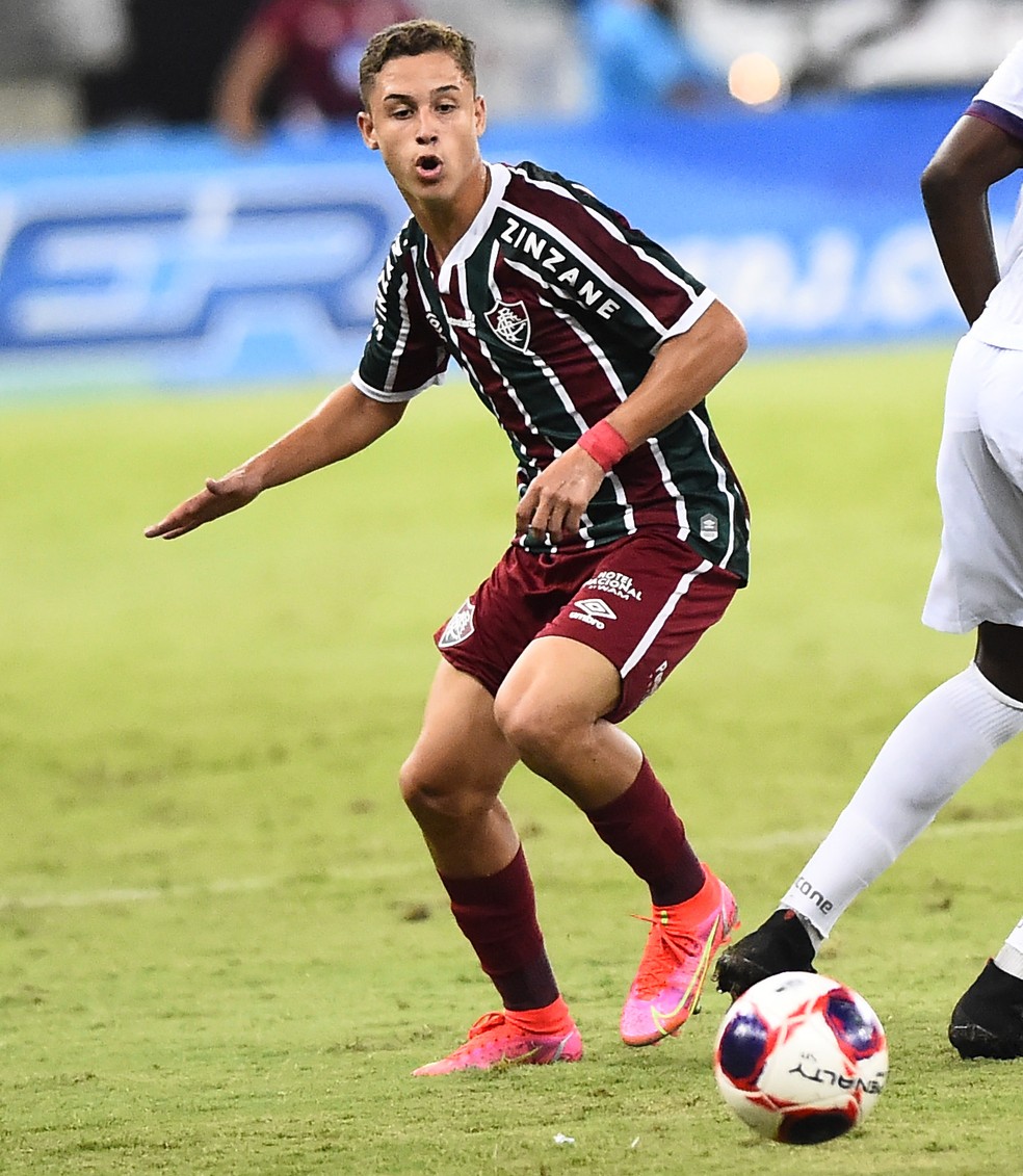 Arthur se tornou o jogador mais novo da história do Flu — Foto: André Durão / ge