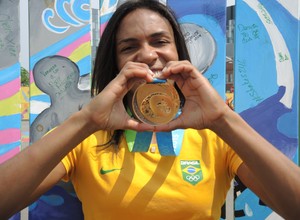 Érika Miranda faz coração com sua medalha de ouro no Pan (Foto: David Abramvezt)