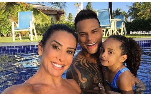 Scheila Carvalho celebra nova idade na piscina com família - Quem ...
