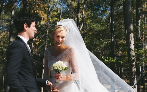 Top Karlie Kloss posta foto e revela casamento com empresário