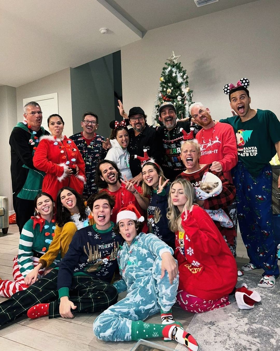 Sasha Meneghel e João Figueiredo posam com amigos e familiares em festa de Natal nos Estados Unidos (Foto: Reprodução / Instagram)
