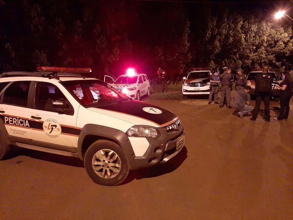 Policiais civis e militares fizeram buscas após suspeito indicar local onde corpo estava — Foto: Adolfo Lima/TV TEM