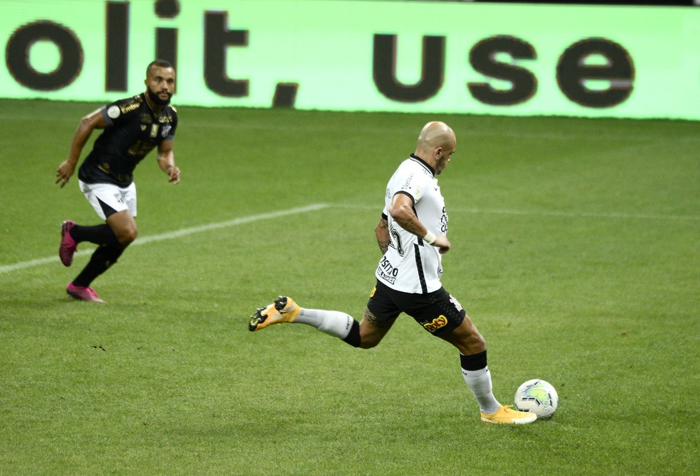 Fábio Santos marca gol de pênalti com a camisa do Corinthians — Foto: Marcos Ribolli