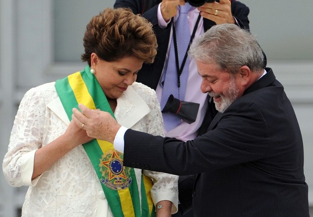 Luiz Inácio Lula da Silva passa a faixa presidencial para Dilma Rousseff (Foto: Roberto Stuckert Filho/PR)