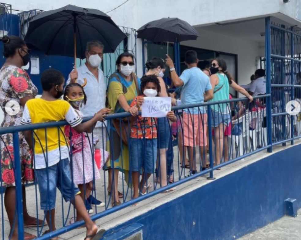 Filho de Regina Casé se vacinou no bairro do Cabula em Salvador — Foto: Redes Sociais