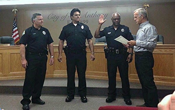 O ator Erick Estrada faz seu juramento como policial (Foto: Twitter)
