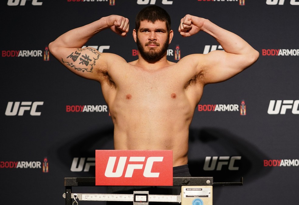 Philipe Lins na pesagem de sua estreia no UFC, em 2020: peso-meio-pesado não entrou no octógono em 2021 — Foto: Getty Images