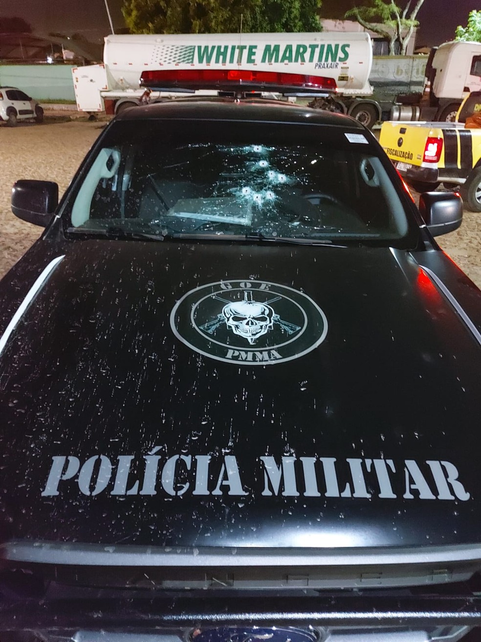 Viatura usada pelos policiais têm marcas de tiros — Foto: Divulgação/PMMA