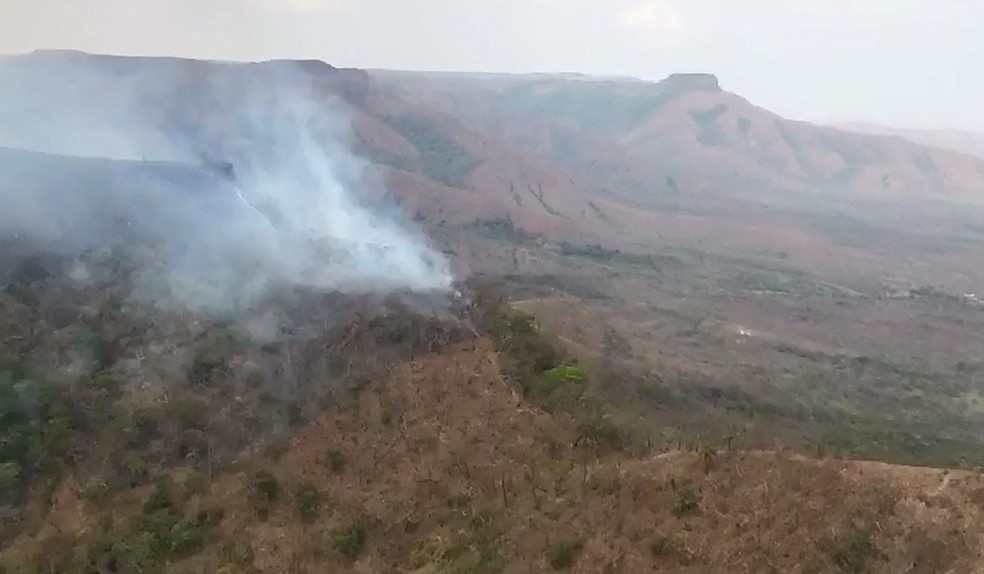 Por ser uma região montanhosa, fica mais difícil controlar as chamas, segundo bombeiros — Foto: Corpo de Bombeiros - MT