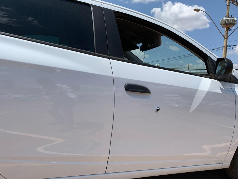 Um dos tiros atingiu carro da vítima. — Foto: Kenzô Machida/TV Globo