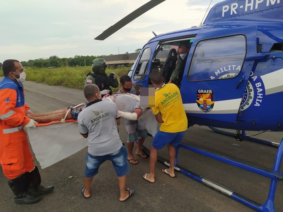 Três pessoas ficam feridas após carro capotar na BR-324 — Foto: Ascom/Graer