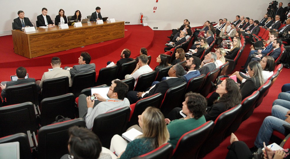 Representantes de partidos políticos participam na sede do TSE, em Brasília, de reunião sobre registro de candidaturas (Foto: Nelson Jr./Ascom/TSE)