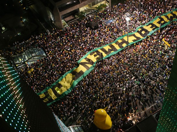 Manifestantes estendem faixa pelo impeachment de Dilma na Avenida Paulista (Foto: J.F.Diorio/Estadão Conteúdo)