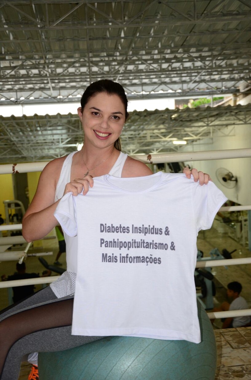 A professora de educação física Roberta Ladeira, 36, com camiseta que informa sobre as condições que enfrentou (Foto: Arquivo pessoal/G1)