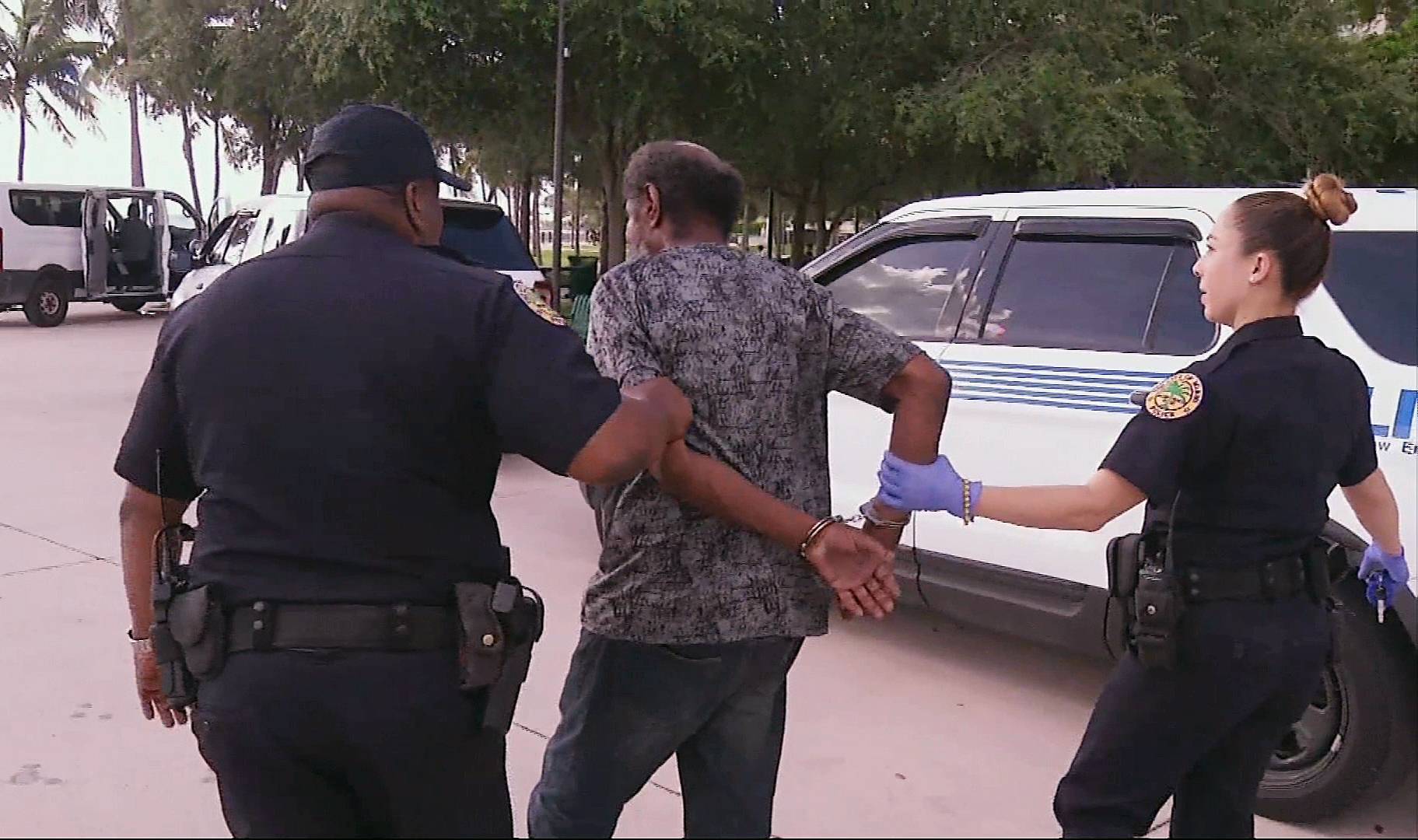 Policiais detém morador de rua em Miami para levá-lo a abrigo antes da chegada do furacão Irma à Flórida 