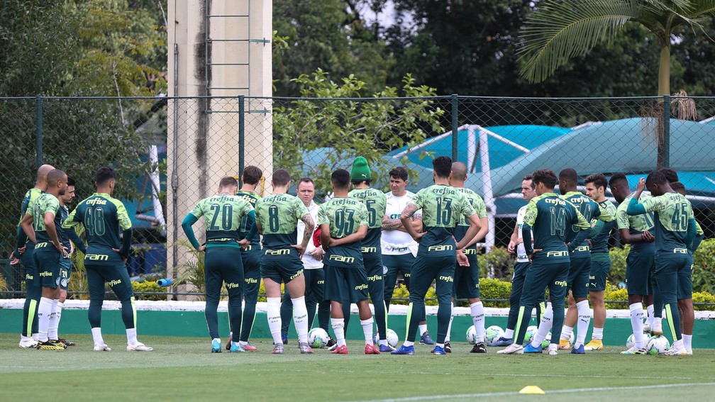 Entenda por que o Palmeiras não pede adiamento de jogos mesmo com surto de Covid-19 no clube