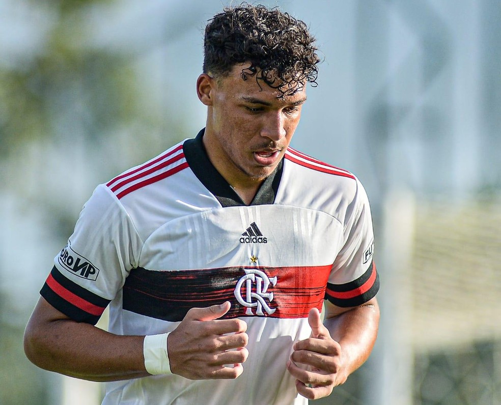 Victor Hugo tem sido importante na temporada do time sub-17 do Flamengo — Foto: Marcelo Cortes / CRF