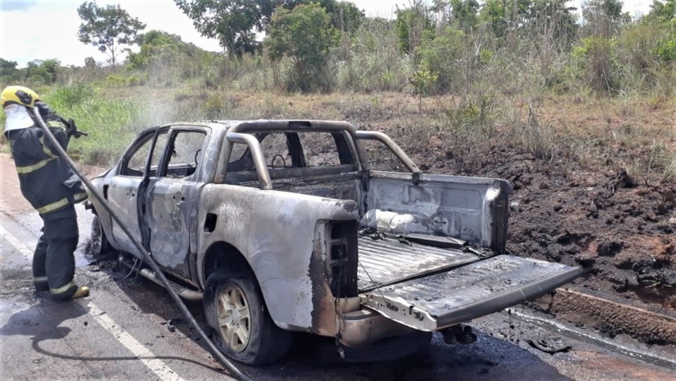 Incêndio deixou caminhonete destruída— Foto: Divulgação/Corpo de Bombeiros