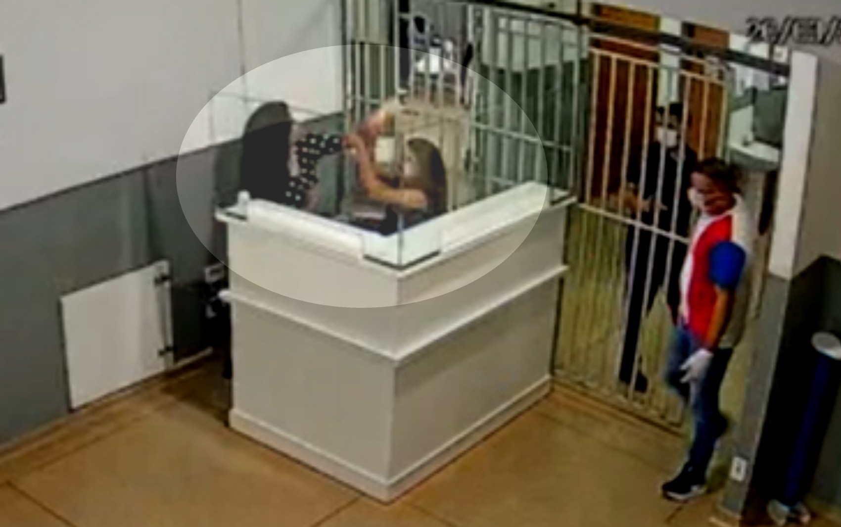 Mulher é presa suspeita de agredir recepcionista de hospital em Goianápolis; vídeo 