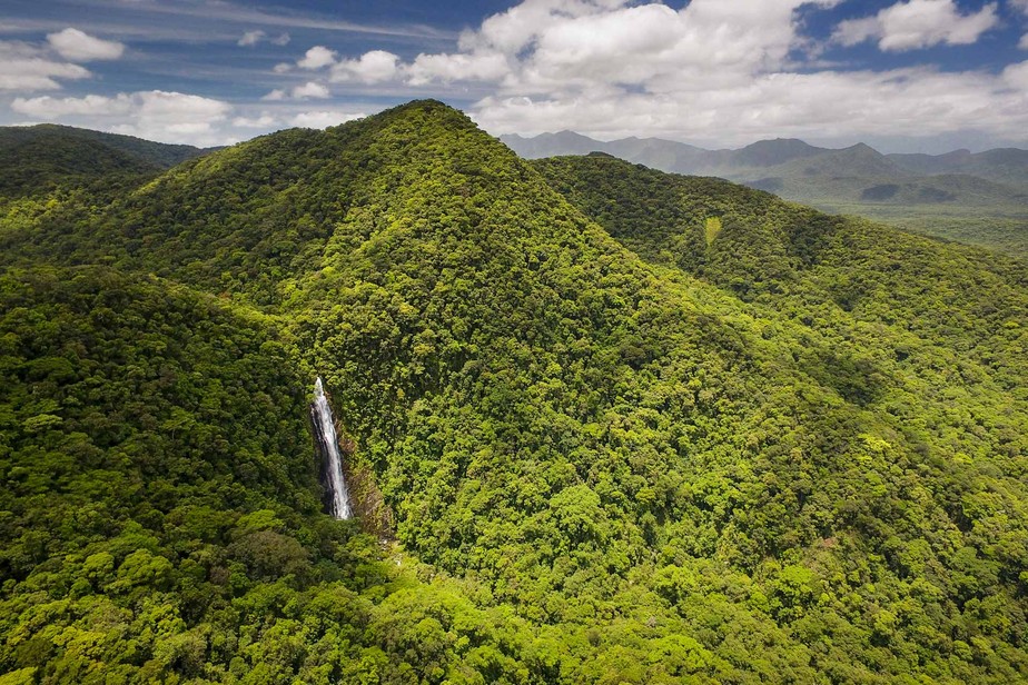 Vista de drone da cachoeira Salto Morato na RPPN Reserva Particular do Patrimônio Natural Salto Morato.