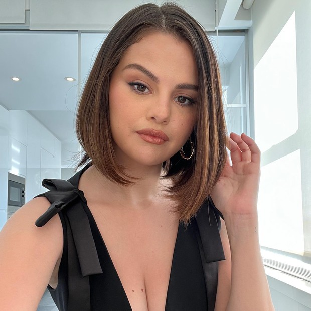 Check out straight haircut styles that are trending in 2022 (Photo: @selenagomez)