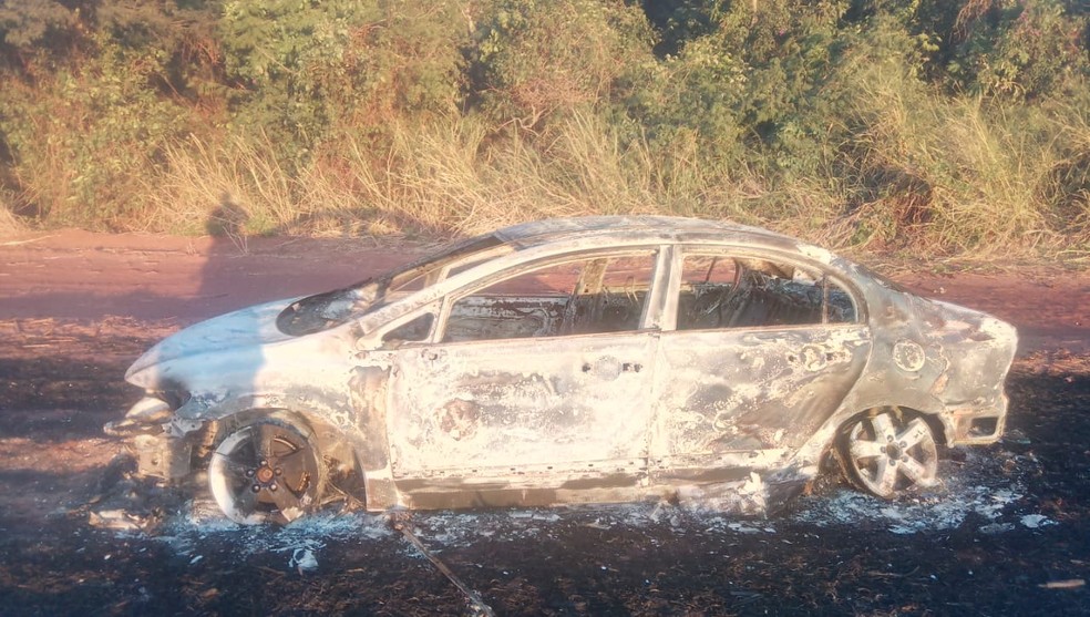 Carro com as mesmas placas do veículo do casal foi encontrado incendiado na área rural de Moreira Sales, em 2020 — Foto: Polícai Militar/Divulgação