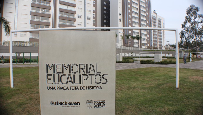 Memorial Eucaliptos em praça localizada em complexo habitacional  (Foto: Diego Guichard)