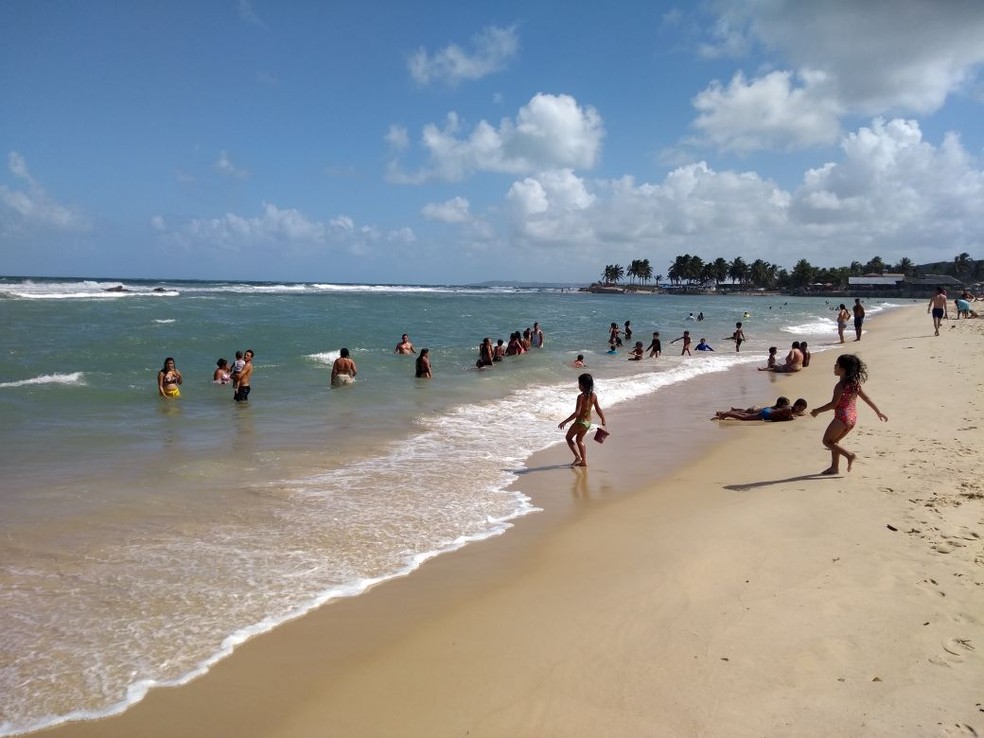 Banhistas na praia de Sibaúma, no Rio Grande do Norte  (Foto: Lucas Cortez )