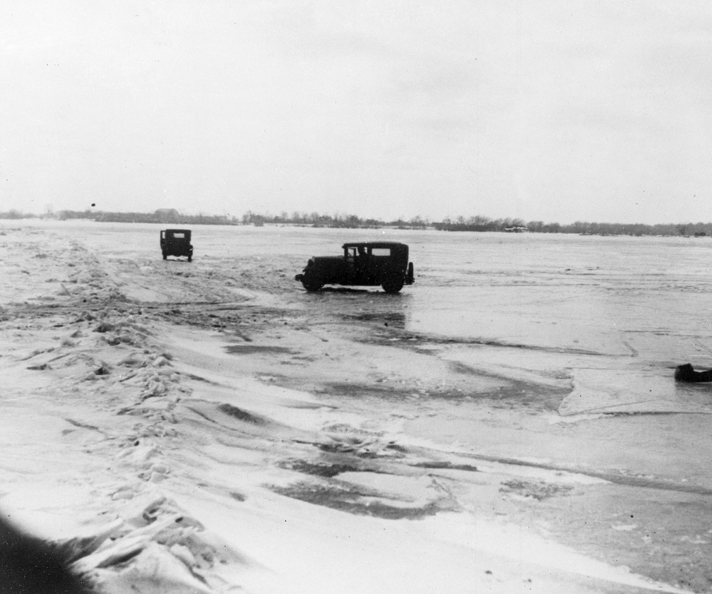 Grandes quantidades de cerveja e uísque canadenses são transportados em carros de  Amherstburg, Ontário, através do leito congelado do rio Detroit, até o lado de Michigan na fronteira internacional, em foto de 14 de fevereiro de 1930 — Foto: AP Photo, File