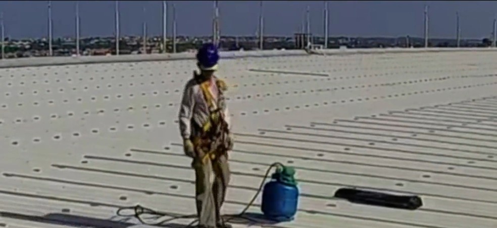 Funcionários usam botijão de gás para ajudar no trabalho — Foto: Reprodução/TV Mirante