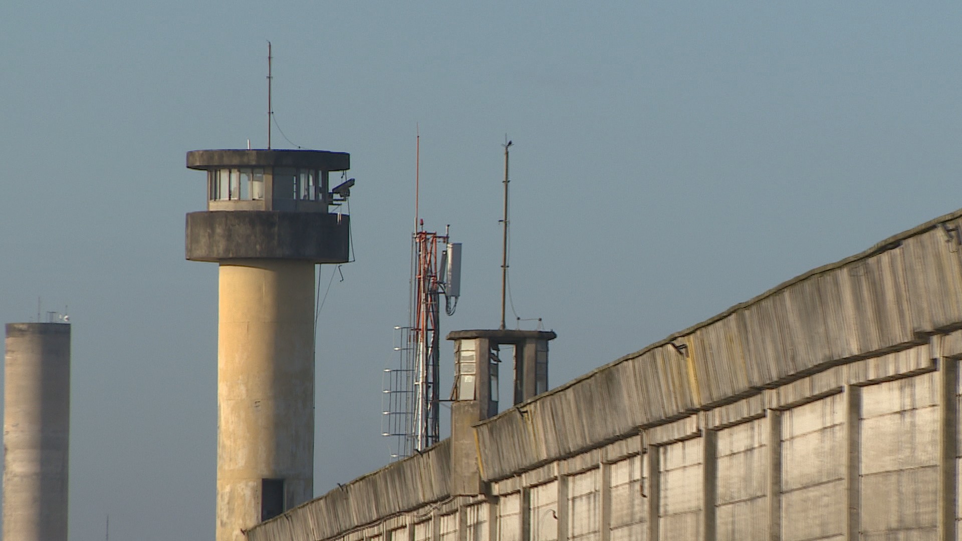 Bloqueadores de celular não funcionam em presídio de segurança máxima do RS; governo fala em refazer contrato de serviço